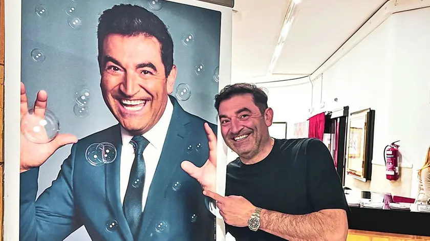 Max Giusti con il cartellone di "Bollicine"