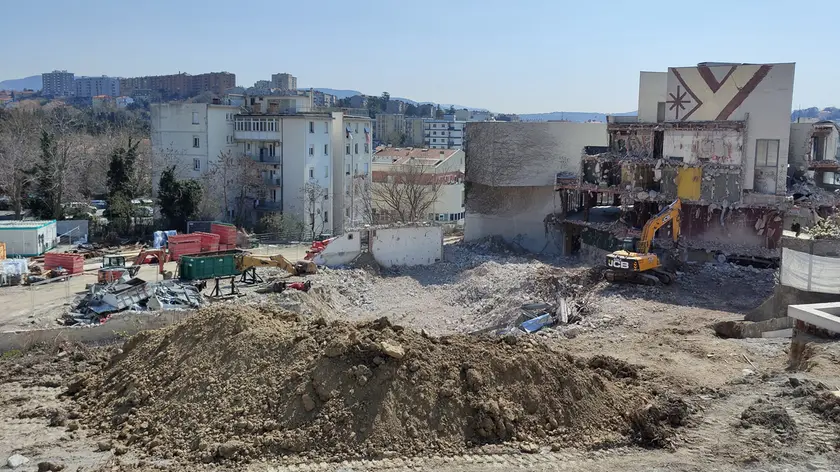 Le opere in corso per la demolizione e la successiva riqualificazione dell’ex centro elaborazione dati Crt fra Servola e Valmaura: qui nascerà il supermercato Cadoro. Foto Andrea Lasorte