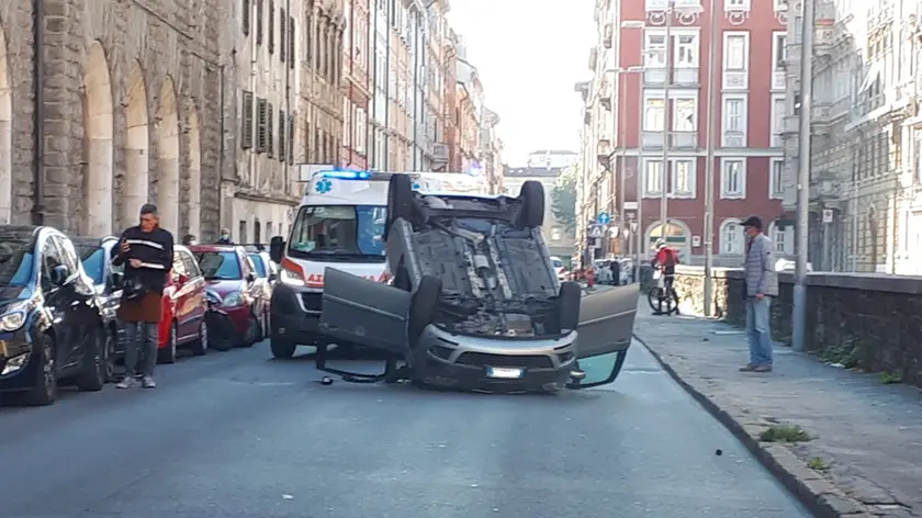 L'auto cappottata in via Udine