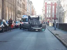 L'auto cappottata in via Udine