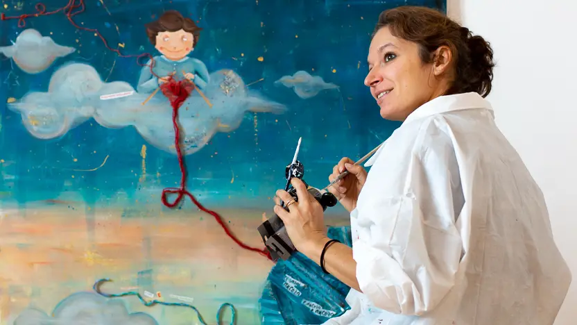 Giulia Binali, mamma di due bambini, per mestiere dipinge le storie che le vengono raccontate. «Ma mi sento un’artigiana non un’artista»
