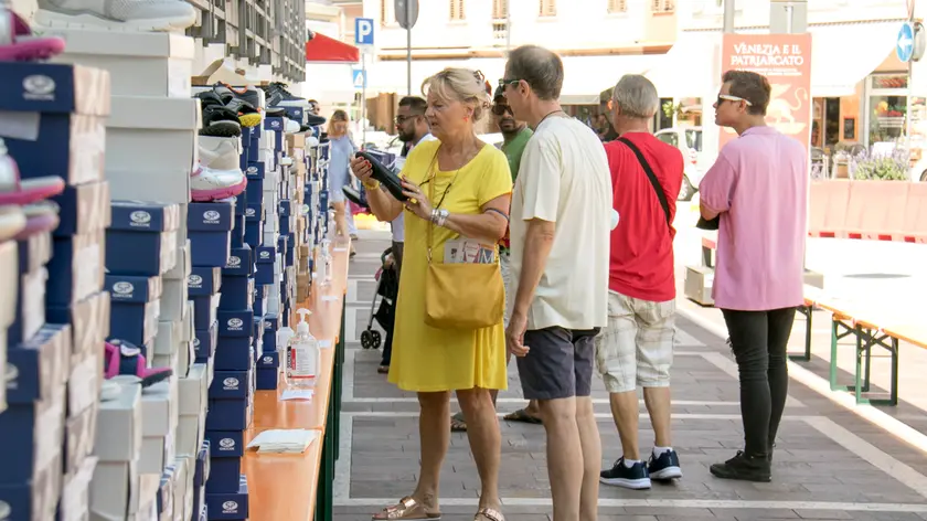 Clienti a caccia di affari per i saldi di sabato primo agosto a Gorizia