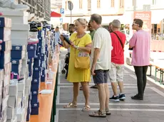 Clienti a caccia di affari per i saldi di sabato primo agosto a Gorizia