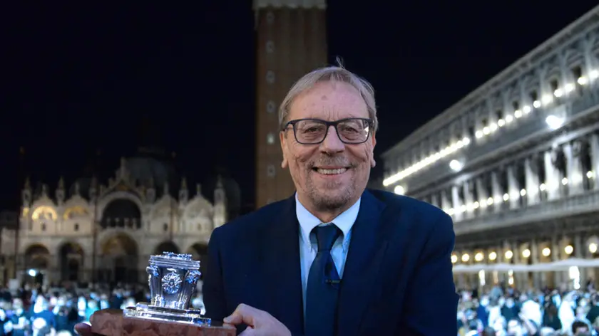 Remo Rapino con 'Vita, morte e miracoli di Bonfiglio Liborio' (minimum fax) ha vinto la 58/ma edizione del Premio Campiello, 05 settembre 2020. Lo scrittore ha avuto 92 voti sui 264 arrivati dalla Giuria Popolare di Trecento Lettori Anonimi. ANSA/ANDREA MEROLA