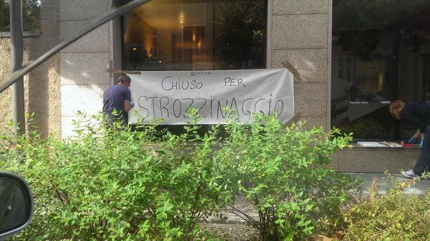 Lo striscione davanti alla sede di Equitalia