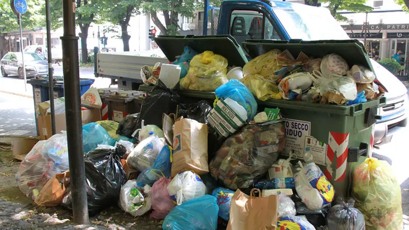 Bonaventura Monfalcone-20.06.2013 Rifiuti-Via f.lli Rosselli e viale San Marco-Monfalcone-foto di Katia Bonaventura