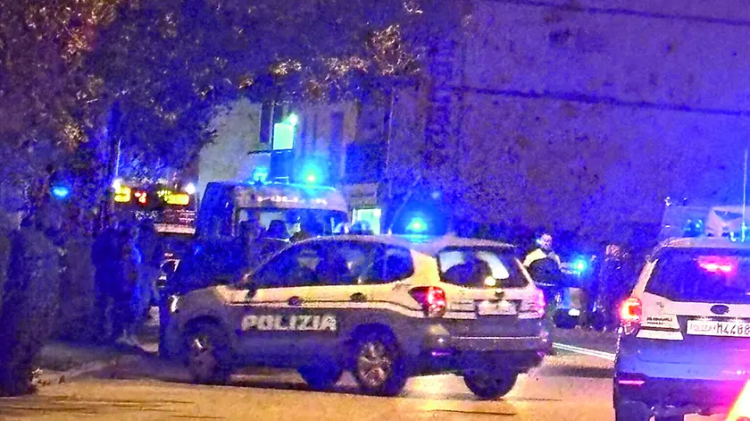 Le volanti della Polizia di Stato e le ambulanze del 118 dopo gli scontri tra i tifosi in via Flavia, domenica sera, davanti al palazzetto dello sport