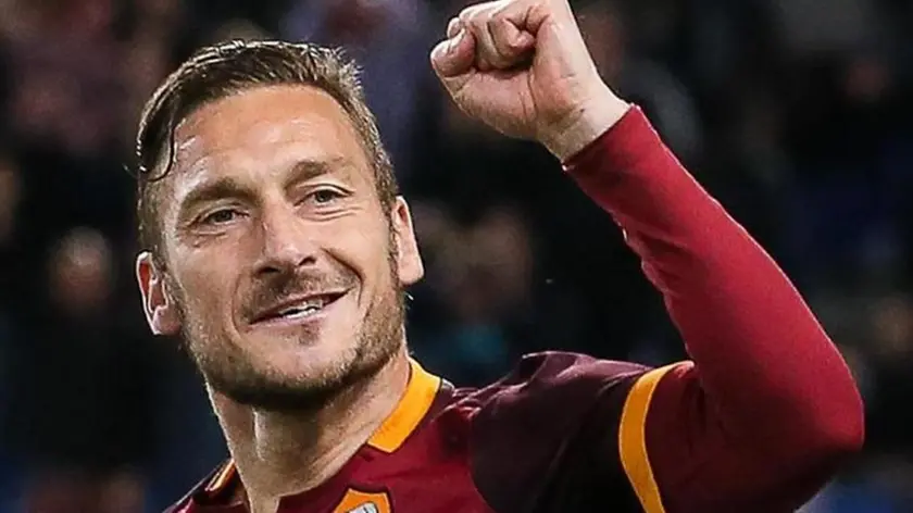 Roma's Francesco Totti jubilates after scoring the goal (2-2) during the Italian Serie A soccer match AS Roma vs Torino FC at Olimpico stadium in Rome, Italy, 20 April 2016. ANSA/ALESSANDRO DI MEO