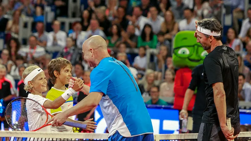 Agassi e Ivanisevic scherzano con due giovani tennisti (Foto Franco Debernardi)
