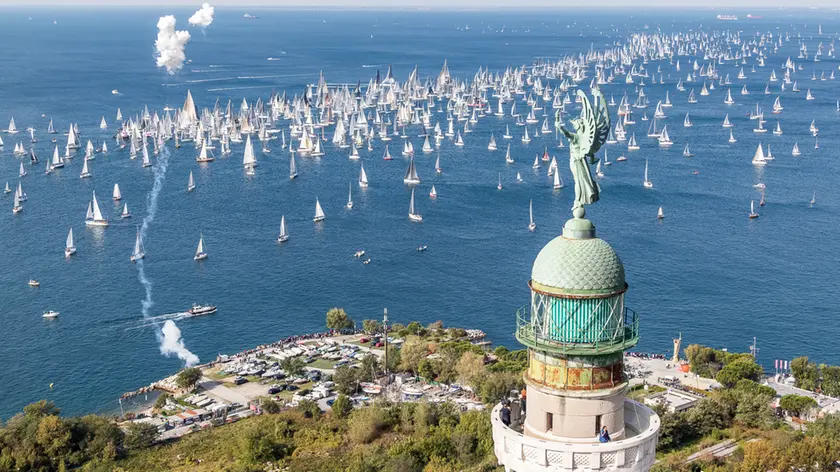 Il faro della Vittoria in una passata Barcolana (Foto Borlenghi)