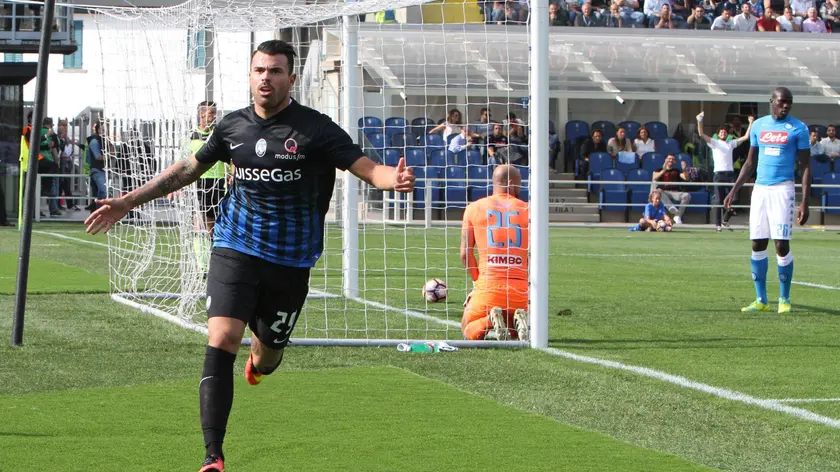 Atalanta's Andrea Petagna jubilates after scoring the goal during the Italian Serie A soccer match Atalanta BC vs SSC Napoli at Atleti Azzurri d'Italia stadium in Bergamo, Italy, 02 October 2016. .ANSA/PAOLO MAGNI