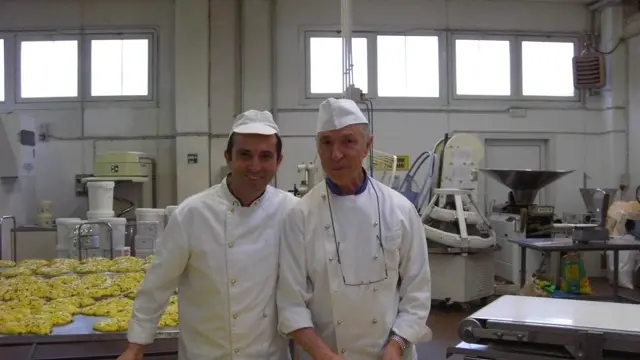 Giovanni Ulcigrai con il figlio Guido nel laboratorio