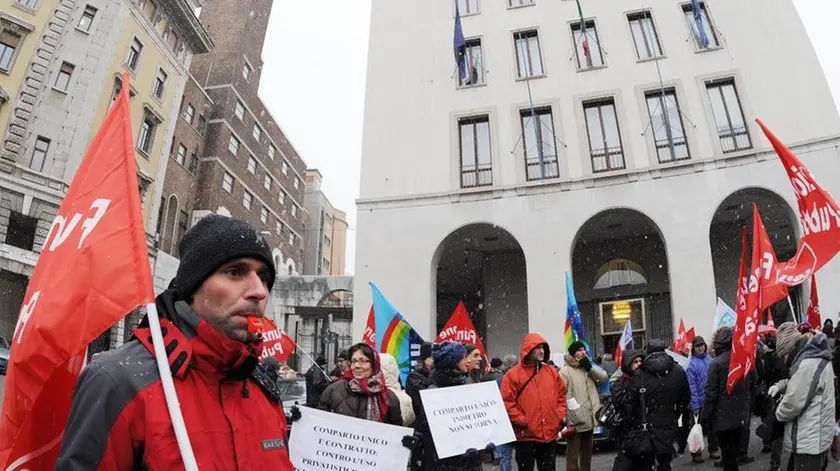 Una manifestazione di lavoratori del comparto unico organizzata sotto il palazzo del Consiglio regionale