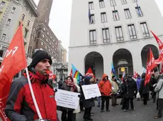 Una manifestazione di lavoratori del comparto unico organizzata sotto il palazzo del Consiglio regionale