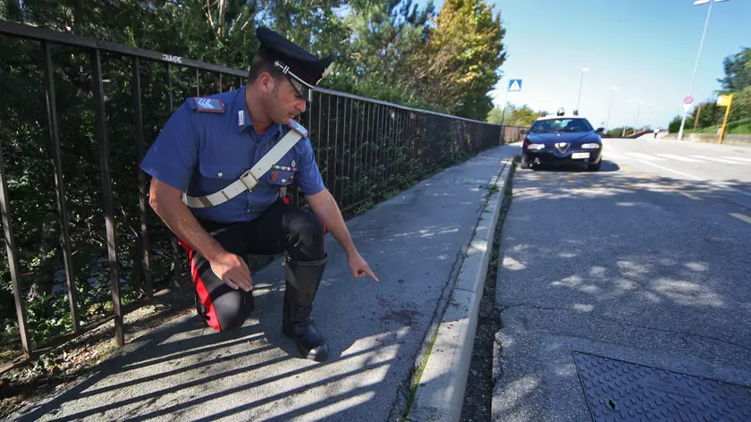 Un carabiniere sul luogo dell'accoltellamento (foto Lasorte)