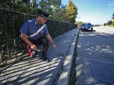 Un carabiniere sul luogo dell'accoltellamento (foto Lasorte)