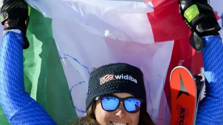 epa05797021 Bronze medalist Sofia Goggia of Italy celebrates during the flower ceremony of the Women's Giant Slalom race at the 2017 FIS Alpine Skiing World Championships in St. Moritz, Switzerland, 16 February 2017. EPA/PETER SCHNEIDER