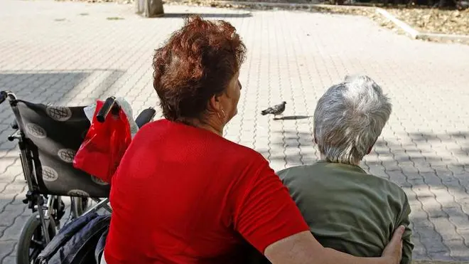 20090831 - ROMA - SOI - IMMIGRAZIONE: BADANTI; SANATORIA, DA DOMANI LE DOMANDE. UN MESE PER PRESENTARLE, COMUNI AIUTERANNO CITTADINI NELL'ITER. Badanti ucraine mentre accudiscono alcuni anziani in un giardinetto pubblico, questo pomeriggio 31 agosto 2009 a Roma. A partire da domani, e fino al 30 settembre, si potranno presentare le domande per regolarizzare colf e badanti. Sulle domande non pendono ne' quote d'ingresso, ne' graduatorie: le richieste presentate il 30 settembre avranno le stesse possibilita' di ammissione di quelle presentate il primo. Il Viminale si attende circa 500 mila richieste...ANSA/ALESSANDRO DI MEO/DRN