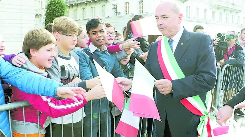 Lasorte Trieste 26/10/16 - Piazza Unità, Visita del Presidente della Repubblica Sergio Mattarella, 62° Anniversario del ritorno di Trieste all'Italia, sindaco Roberto Dipiazza distribuisce bandierine tricolori