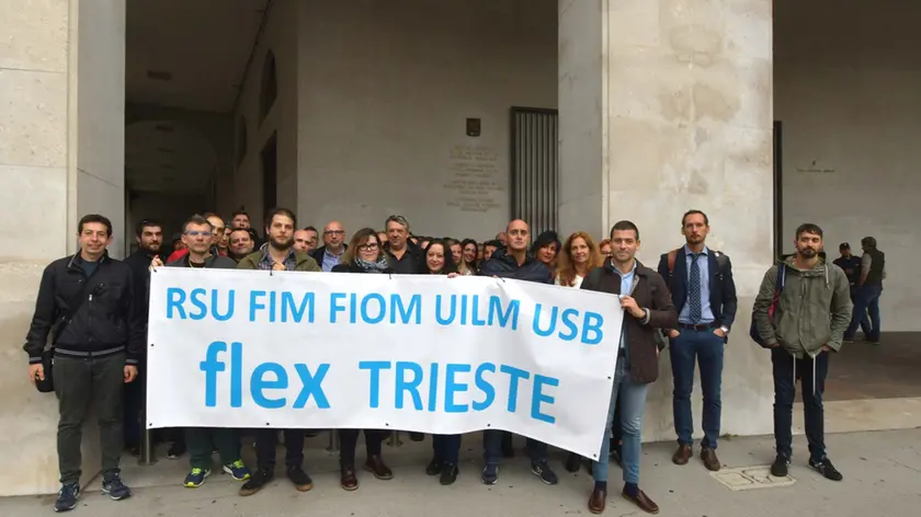 Foto BRUNI 15.10.2019 Gli operai Flex Trieste davanti la Regione