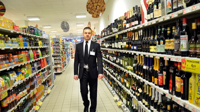 agente sicurezza privata (Vigilantes) antitaccheggio nel supermercato ORVEA sul corso Rosmini
