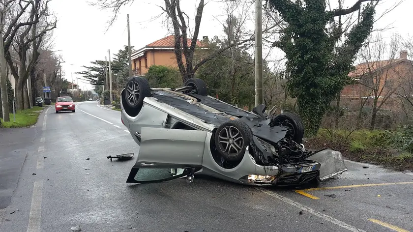 L'auto cappotata in uno scatto del lettore Rossano Mastrangelo