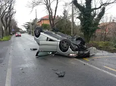 L'auto cappotata in uno scatto del lettore Rossano Mastrangelo
