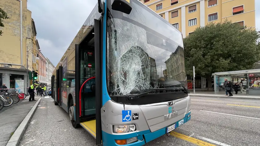 Il bus coinvolto nell'incidente in Largo Barriera (Silvano)