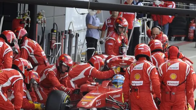 epa02818337 Spanish Formula One driver Fernando Alonso of Scuderia Ferrari has a pit stop during the 2011 Formula One Grand Prix of Great Britain at the Silverstone race track in Northamptonshire, Britain, 10 July 2011. EPA/Nigel Roddis / POOL POOL