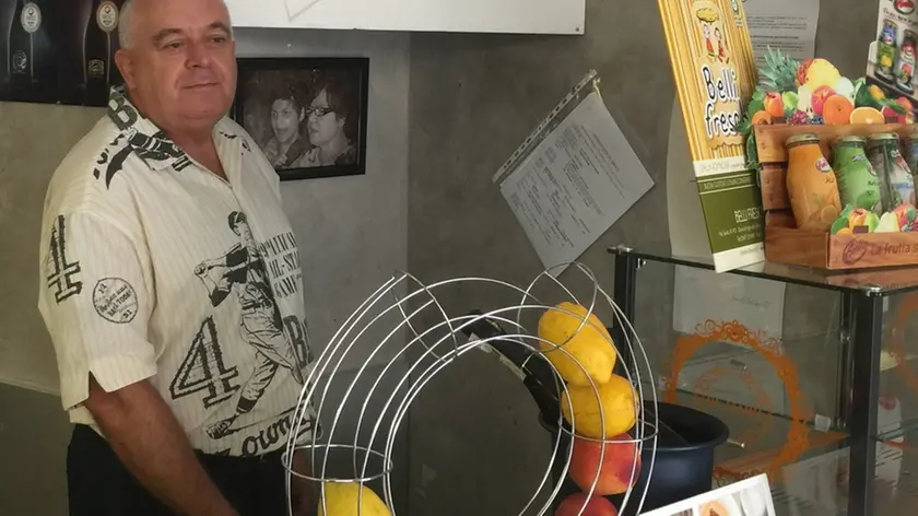 Emilio Aina dietro il balcone del bar "Discafè"