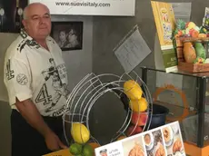 Emilio Aina dietro il balcone del bar "Discafè"