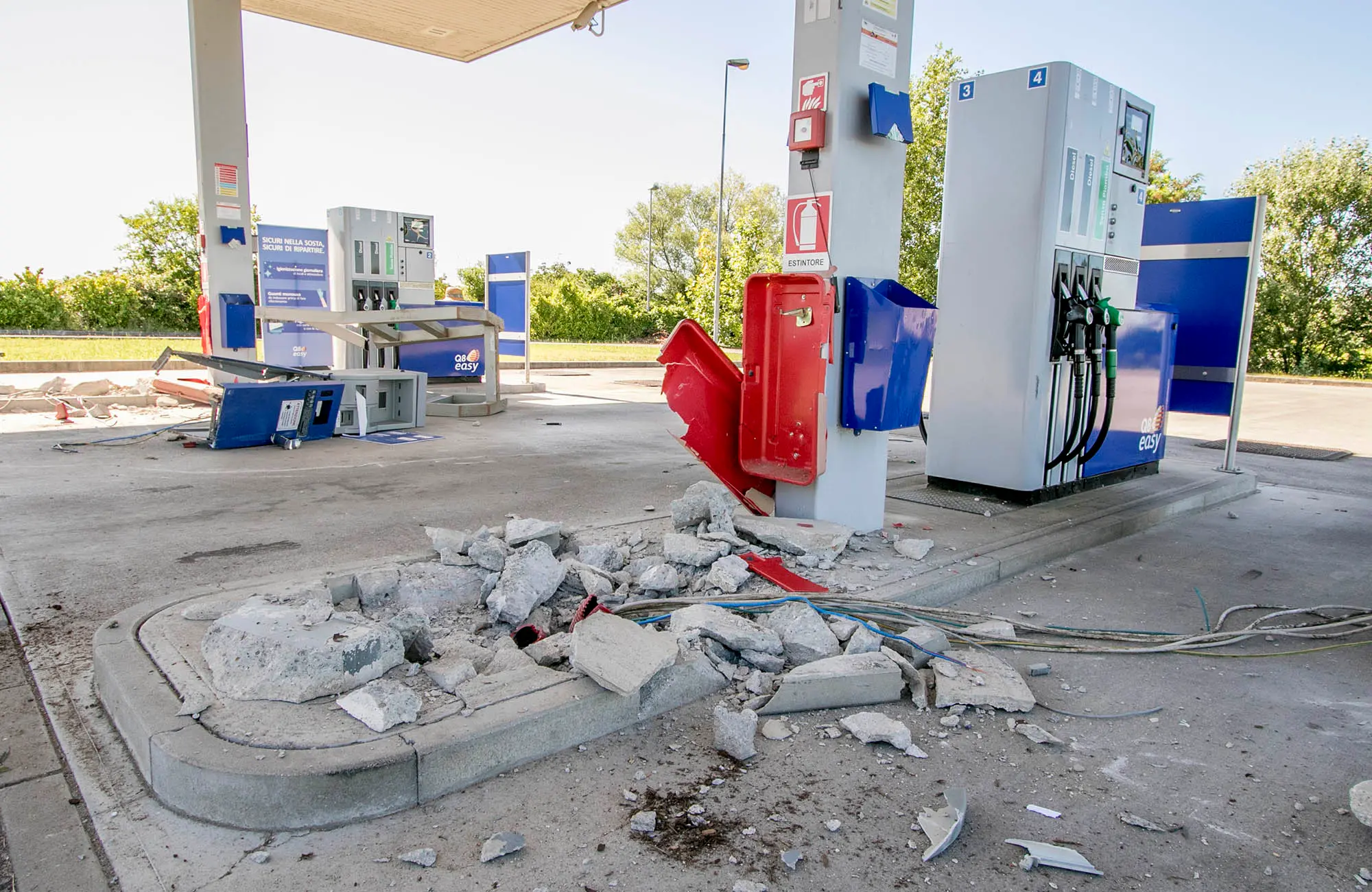 I danni ingenti causati dall'assalto al distributore (Foto Katia Bonaventura)