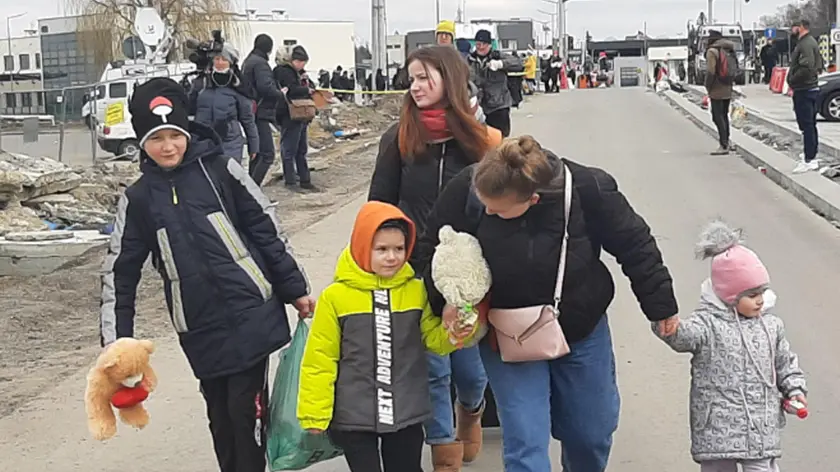 famiglie con bambini in fuga da Kiev