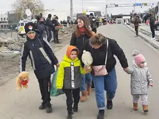 famiglie con bambini in fuga da Kiev