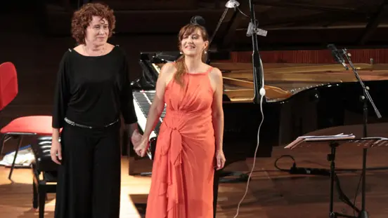 Torino 6 settembre 2011 Conservatorio Giuseppe Verdi Viaggio in Italia Tarantelle, pizziche, tammurriate: 20 canti italiani elaborati da 20 compositori contemporanei Alda Caiello, soprano Maria Grazia Bellocchio, pianoforte ph. Gianluca Platania
