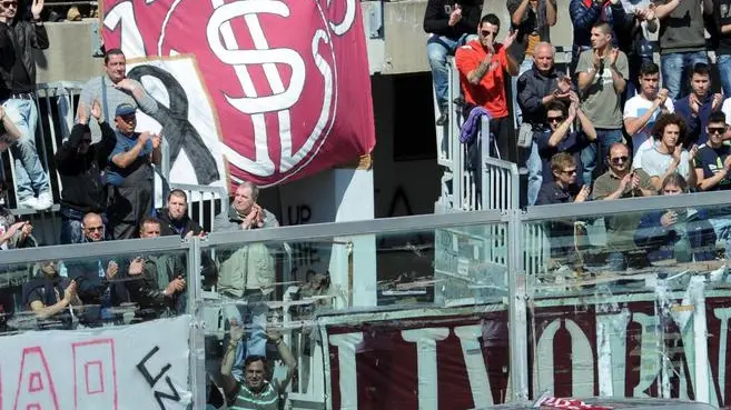 Un momento del giro di campo della bara di Piermario Morosini allo stadio Armando Picchi di Livorno, 17 aprile 2012. ANSA/FRANCO SILVI