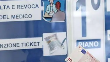 Cittadini in fila presso gli sportelli di un ospedale per il pagamento del ticket. Salta l'esenzione dei ticket per le prestazioni di diagnostica strumentale e di altre prestazioni specialistiche in favore dei disoccupati e dei familiari a carico. Lo prevede il ddl lavoro, all'esame del Senato. ANSA/ALESSANDRO DI MEO