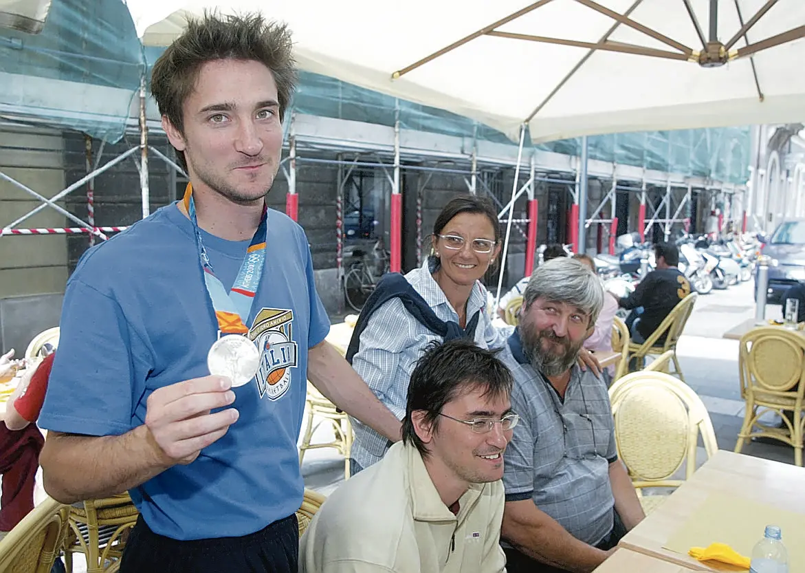 Pozzecco con l’argento di Atene 2004 assieme a papà Franco, mamma Lalla e il fratello Gianluca.