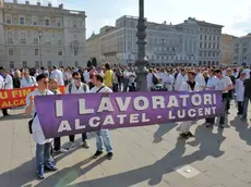 I lavoratori Alcatel davanti allo stabilimento