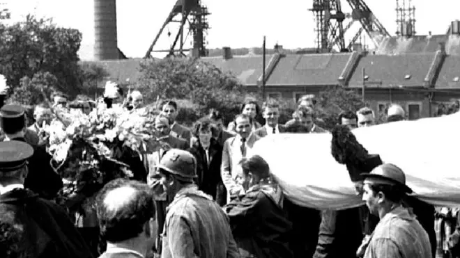 20050808 - ROMA - CRO - BELGIO: MARCINELLE, TREMAGLIA COMMEMORA TRAGEDIA IN MINIERA. 49 ANNI FA MORIRONO 262 MINATORI, TRA CUI 136 ITALIANI - Nella foto del 17 Agosto 1956 i funerali di 32 dei 268 minatori morti nella miniera di carbone a Marcinelle in Belgio. Si svolge oggi a Marcinelle, nel sud del Belgio, la commemorazione per 49/mo anniversario della tragedia, che l'8 agosto 1956 causo' la morte di 262 minatori, tra cui 136 immigrati italiani. La cerimonia prevede un intervento del ministro per gli Italiani nel mondo Mirko Tremaglia al Bois du Cazier, il sito della miniera dove avvenne il disastro. STR/ ANSA-ARCHIVIO/ I54