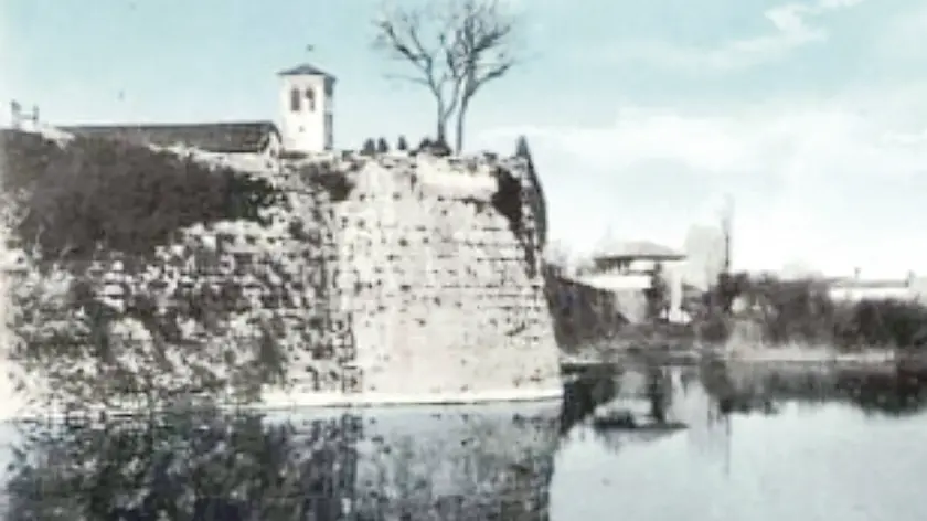 Il torrione della Spiritata alla Fortezza di Gradisca in una foto della collezione Ferdinando Zimolo. La leggenda si interseca con le vicende storiche del castello