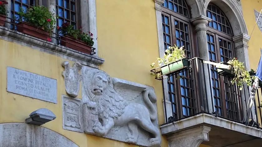 Foto Bruni 09.08.15 Muggia:P.zza Marconi e porticciolo-municipio