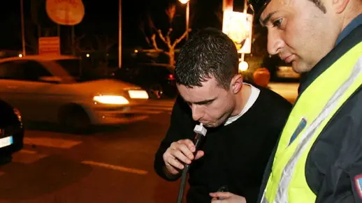 20070715 - ROMA - CRO : INCIDENTI STRADALI: SBRONZI A GUIDA, DOMENICA DI SANGUE. Controlli della Polizia Stradale per misurare il tasso di alcool all'uscita di una discoteca a Forte dei Marmi in un'immagine d'archivio del 18 marzo 2007. ANSA / FRANCO SILVI-ARCHIVIO / PAL