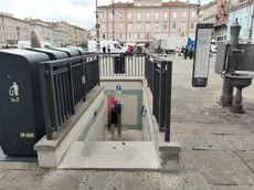 L’accesso dei bagni pubblici in piazza Ponterosso Foto Andrea Lasorte