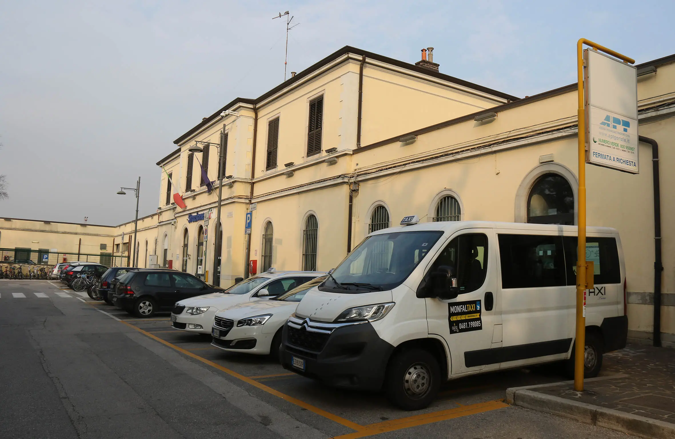 Uno dei tre mezzi di Monfaltaxi parcheggiato fra gli altri