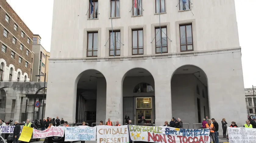 La protesta dei comitati sotto il palazzo della Regione (Lasorte)