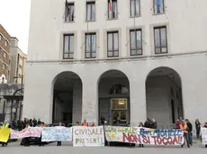 La protesta dei comitati sotto il palazzo della Regione (Lasorte)