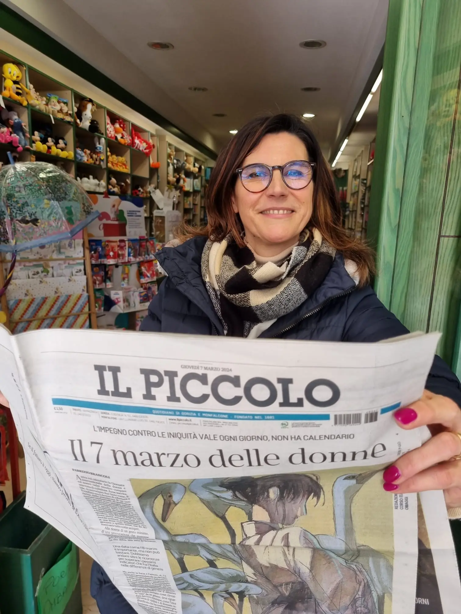 In questa carrellata di fotografie scattate da Massimo Silvano (a Trieste), Katia Bonaventura (Monfalcone) e Pierluigi Bumbaca (Gorizia) alcune reazioni di fronte alla speciale sovracopertina che oggi il nostro giornale dedica alle donne. L’8 marzo è domani, esatto. Ma con questa scelta abbiamo voluto rimarcare il fatto che di questa tematica occorre occuparsi tutto l’anno, non in occasione di tragici fatti e di ricorrenze. È questo il nostro impegno. Dunque, buon 7 marzo a tutte.