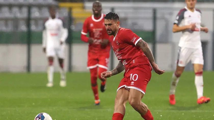 Nel fotoservizio Lasorte sopra Lescano, tra i realizzatori contro l’Alessandria, sotto il tecnico Bordin e Vallocchia