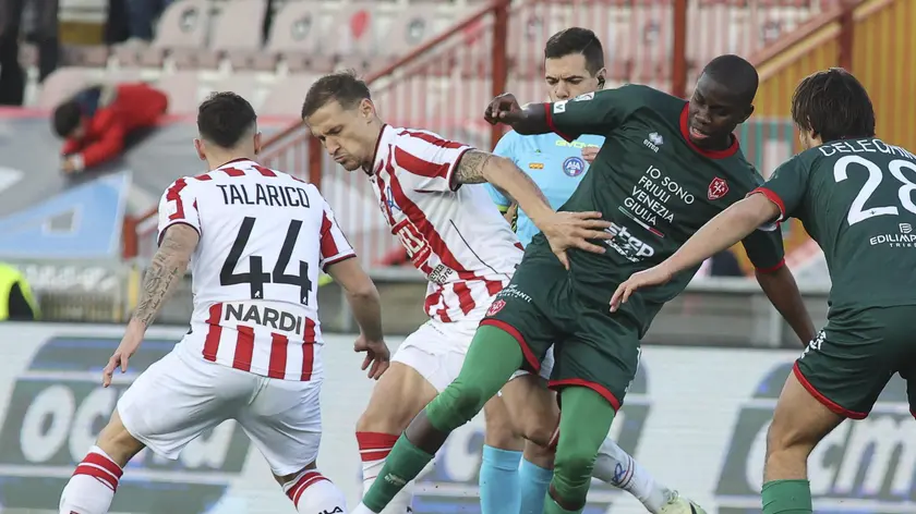 Correia impegnato nell’ultimo derby con il Vicenza: una sfida che la prossima stagione potrebbe non ripetersi